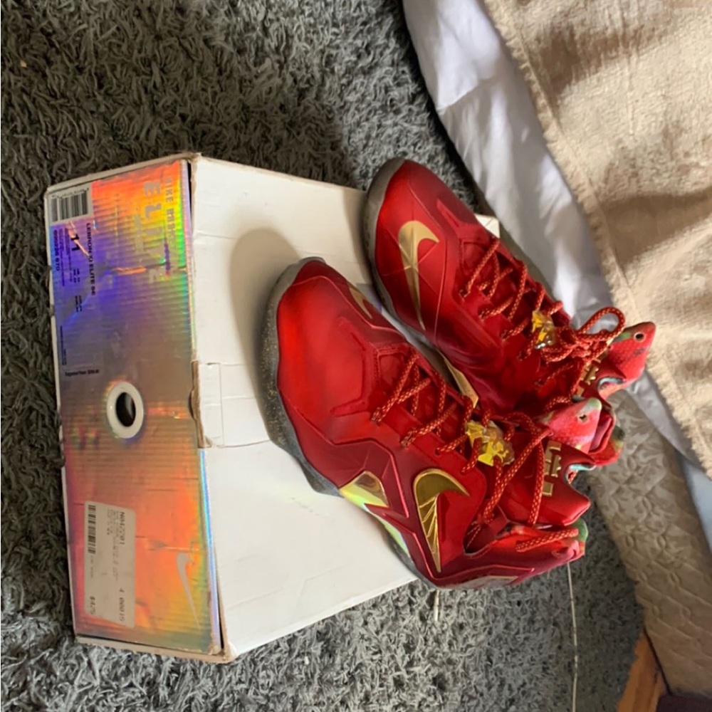 Only wore once outside, the box isn’t in its best condition?